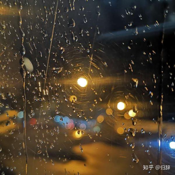 这个是在澳门机场转机,当时在下雨,贴着机窗拍的,个人最喜欢这张
