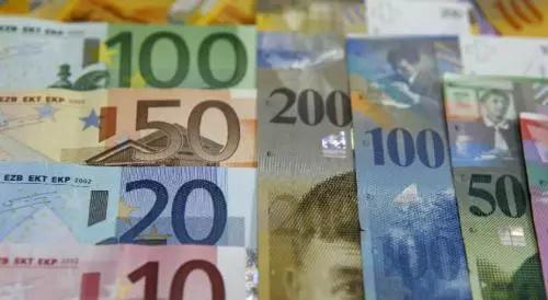 旅客携带金额不能超过8千英镑.