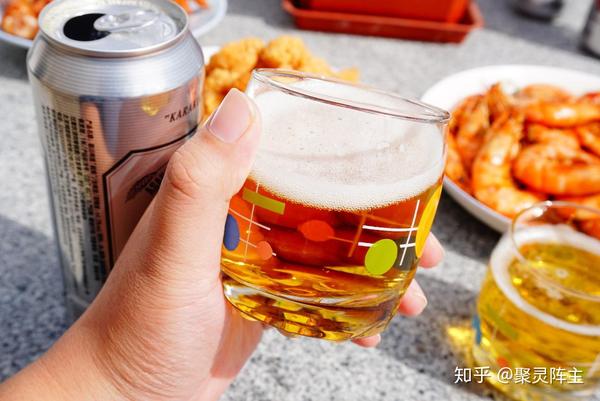 下面就进入试喝环节了,阵主先拿起媳妇的啤酒杯喝了一口.
