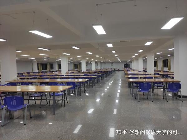 仰恩大学图书馆自习室图(因为是放暑假前一天晚上闭馆前拍的,所以没