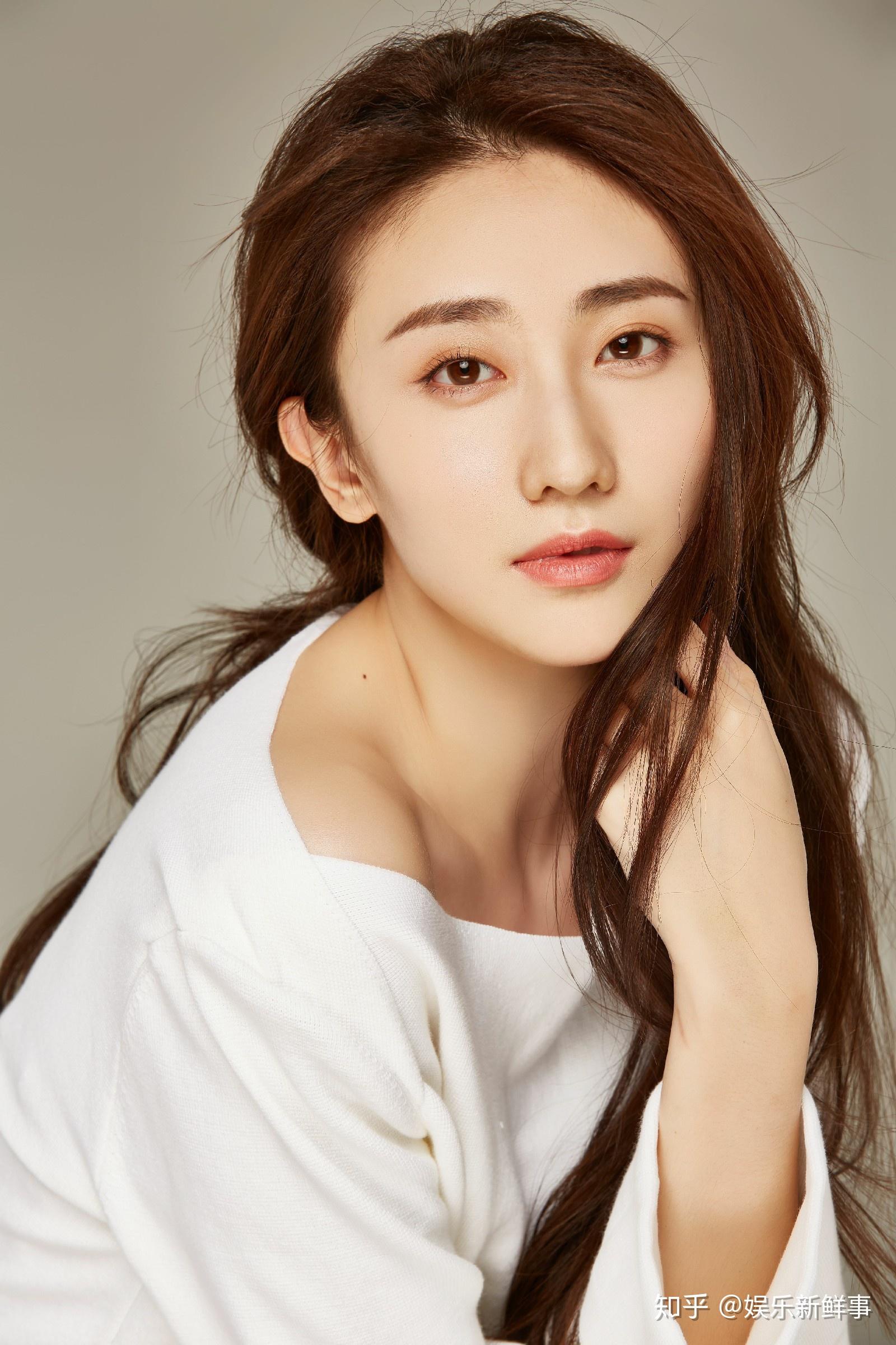安冬出席中国星锐榜2020年度盛典 荣获"最具潜力女演员"奖