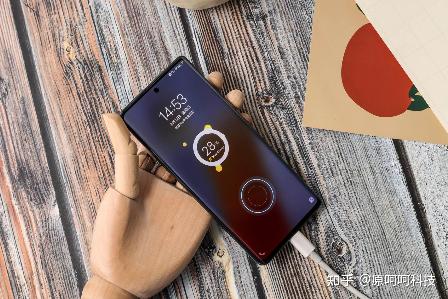 vivo明星手机iqoo8系列充电升级达巅峰屏幕带来震撼视觉