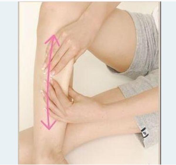 步骤1,用两手一边捏小腿的腿肚子上的肌肉一边从中间向上下按摩,不断