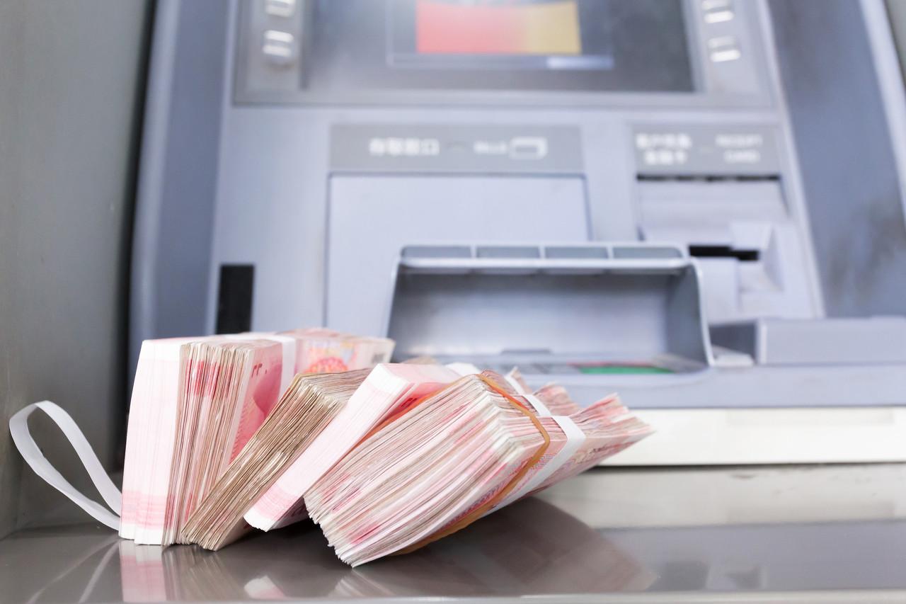 7月份养老金到账,先不要去银行取钱,因为你可能要花一