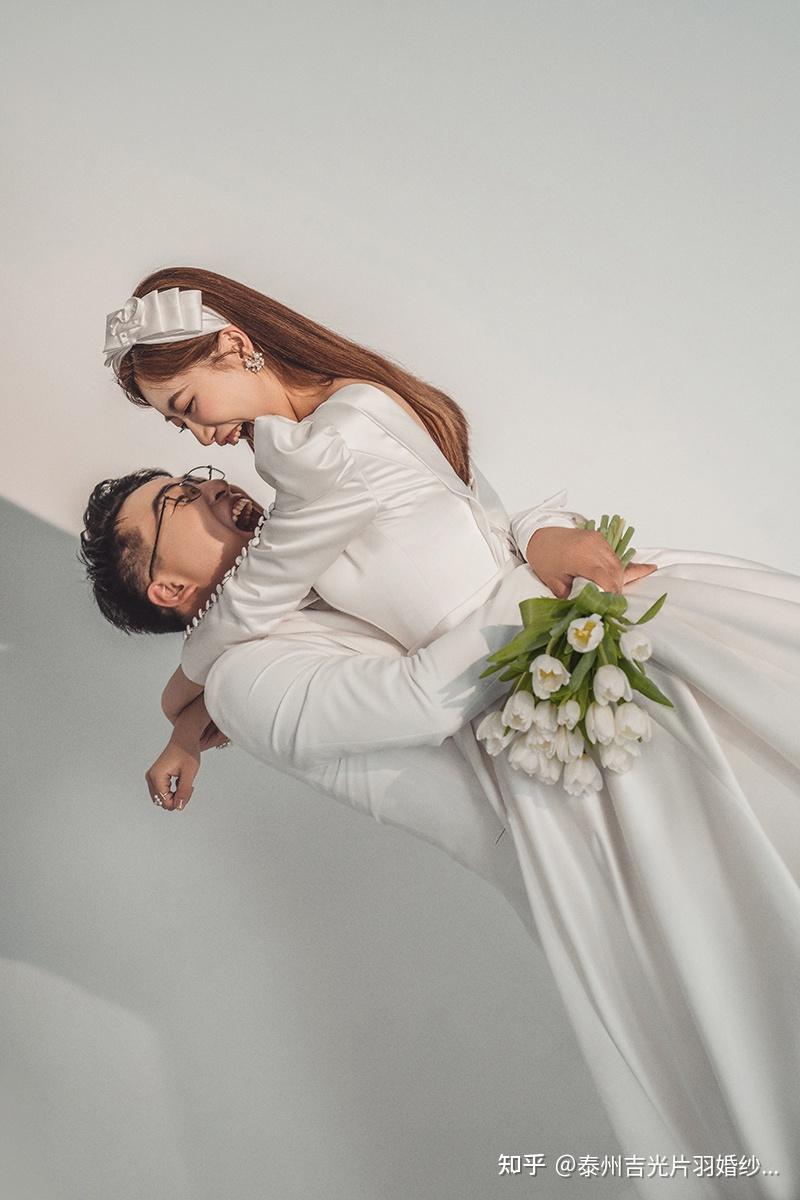 室内可以尝试一下简约韩式婚纱照风格推荐大家这样一组室内婚纱照