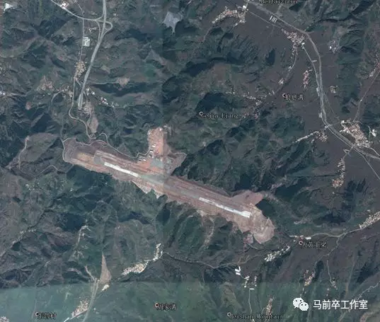 重庆万州五桥机场 万州五桥机场位于重庆市万州区长江南岸毡帽山顶.