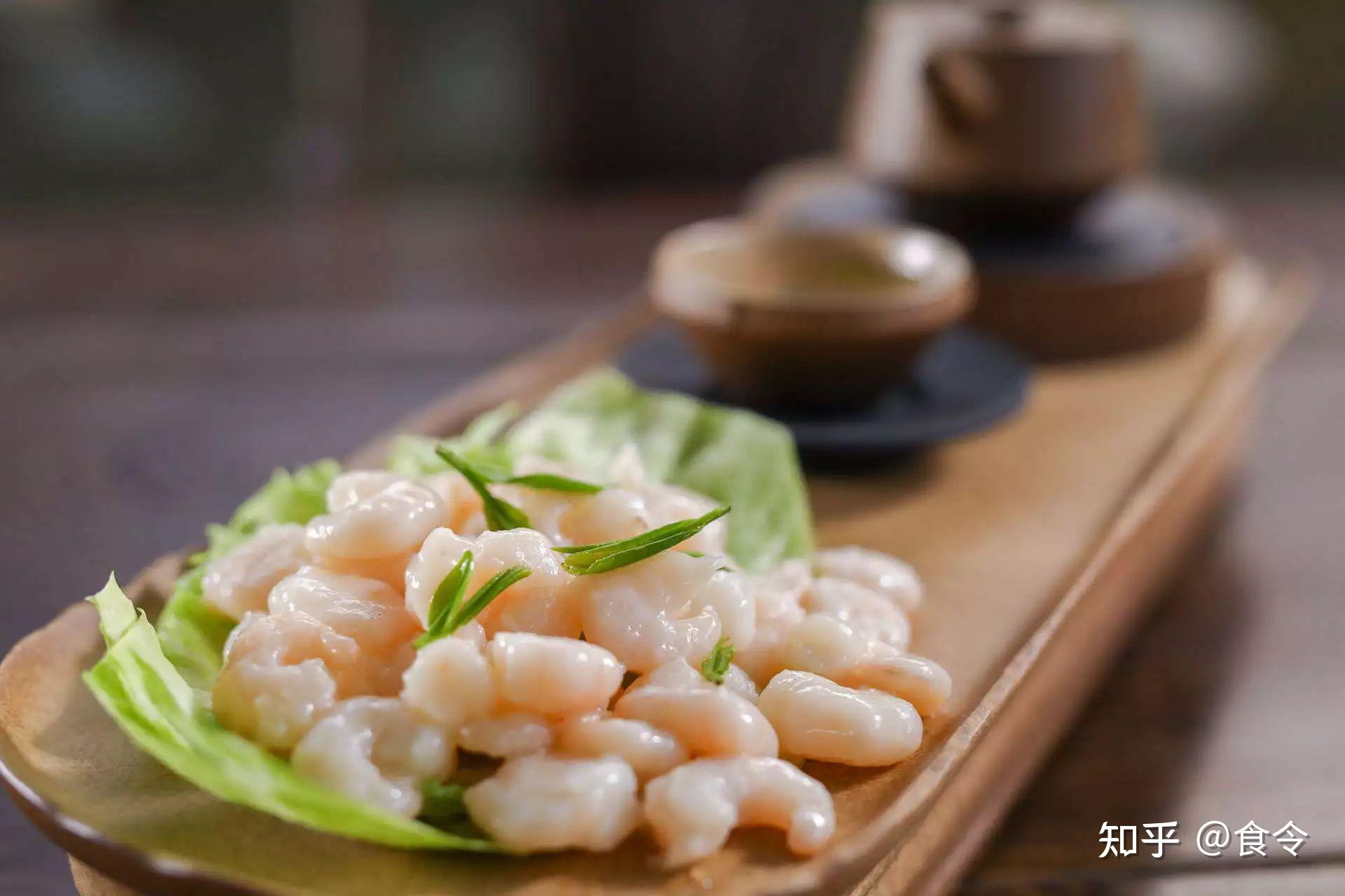 虾仁色如白玉,星星点点的碧螺春茶叶点缀其中,清新风雅,清爽的茶汁