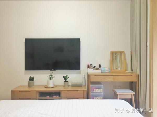 一般都是放在边角,靠墙的位置,这样可以节省空间,同时也能增加梳妆台