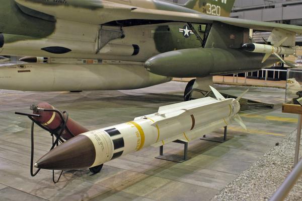 由于 agm-45 百舌鸟反辐射导弹过于弱鸡,灯塔军以 rim-66 舰空导弹为