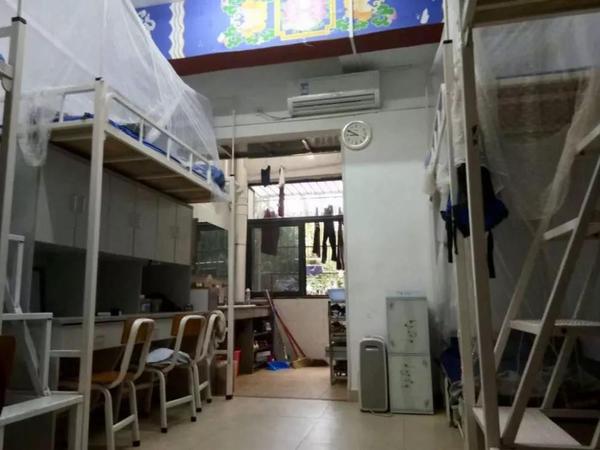 需要注意的是:由于珠海四中宿舍床位有限, 原则上学校都建议走读