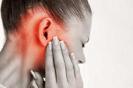 3,保持耳朵干燥:尽量不要让水进入外耳道,如果进入耳朵里面了,一定
