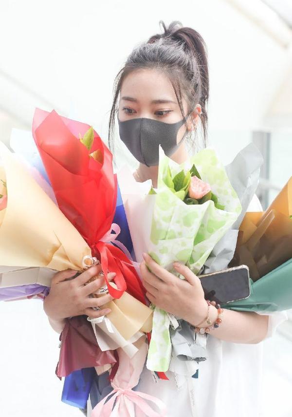 名门泽佳张紫宁机场获粉丝送花梳高马尾搭休闲装扮效果潮味十足
