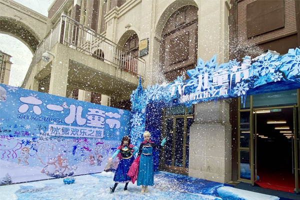 校园冰雪节!炎炎夏日,这个学校居然搬来了几吨真雪!