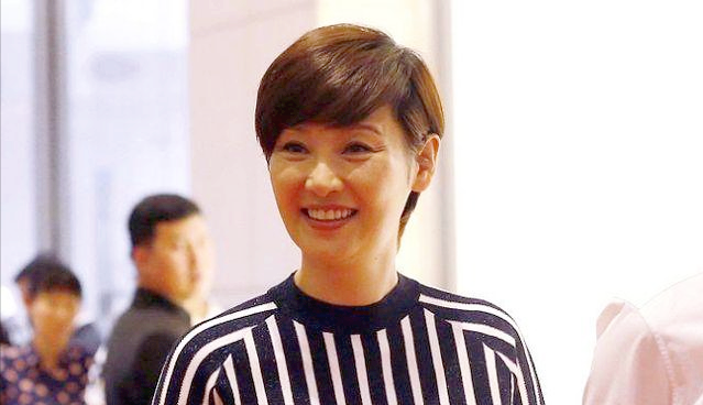 徐帆真是中年女性的穿搭典范条纹上衣配阔腿裤高级优雅又洋气