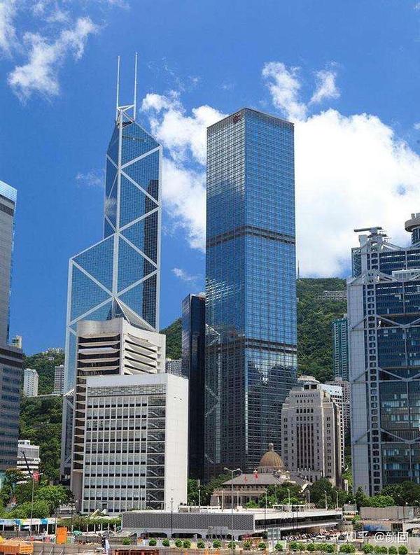 下港中银大厦的外形,大体呈三棱体,其中一条棱正对着香港汇丰银行大厦