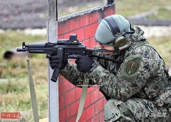 特种兵为什么要左手持枪射击?