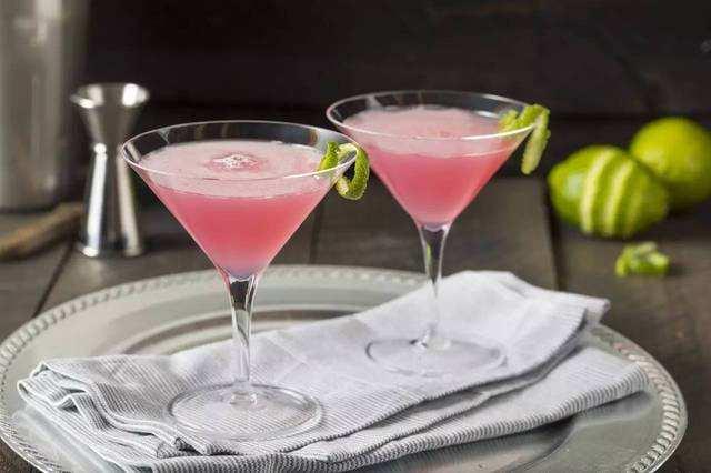 cosmopolitan鸡尾酒,caipirinha 1 人 赞同了该文章 大都会(cosmopolitan)属于马天尼类鸡尾酒,此酒源