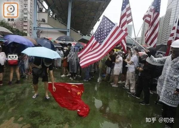 香港再不能随意侮辱国旗了网上也不行最高3年监禁