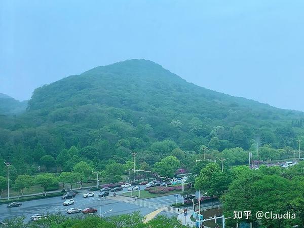 "京口瓜洲一水间,钟山只隔数重山.春风又绿江南岸,明月何时照我还?