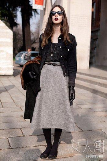 冬天下身穿厚毛呢的黑色长裙配踝靴,外套应该