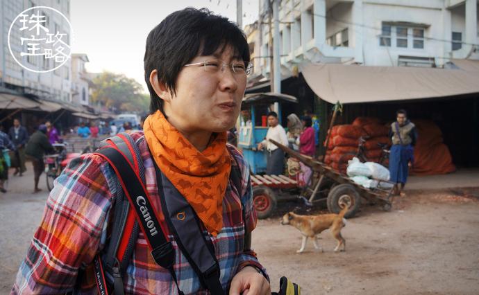 吃槟榔吃到出血天价翡翠地摊卖女人抽烟才正常