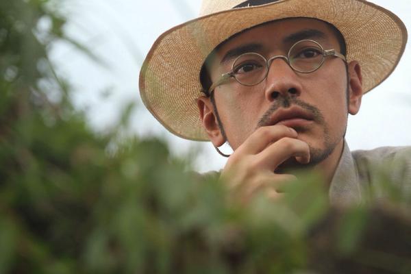 " 我心想,嗯,总算有人识货了,我就觉得我戴眼镜挺像金城武的.