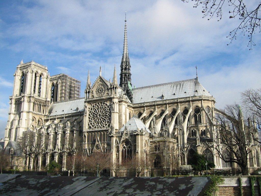 图 哥特式的巴黎圣母院,可以明显看到那个飞扶壁.