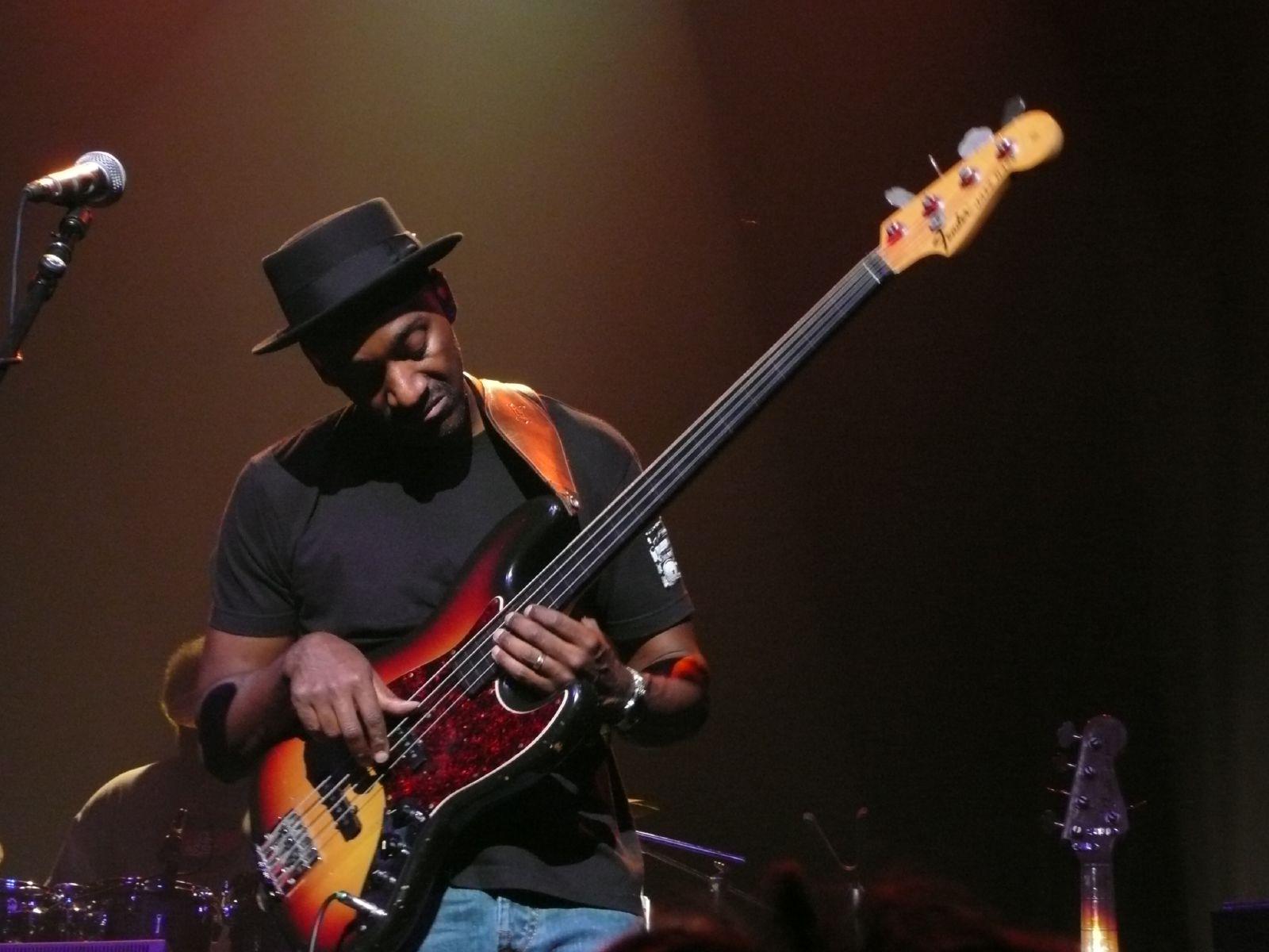 艺人:marcus miller72005年和ibanez大师级使用者石翠妮,史蒂夫一起在