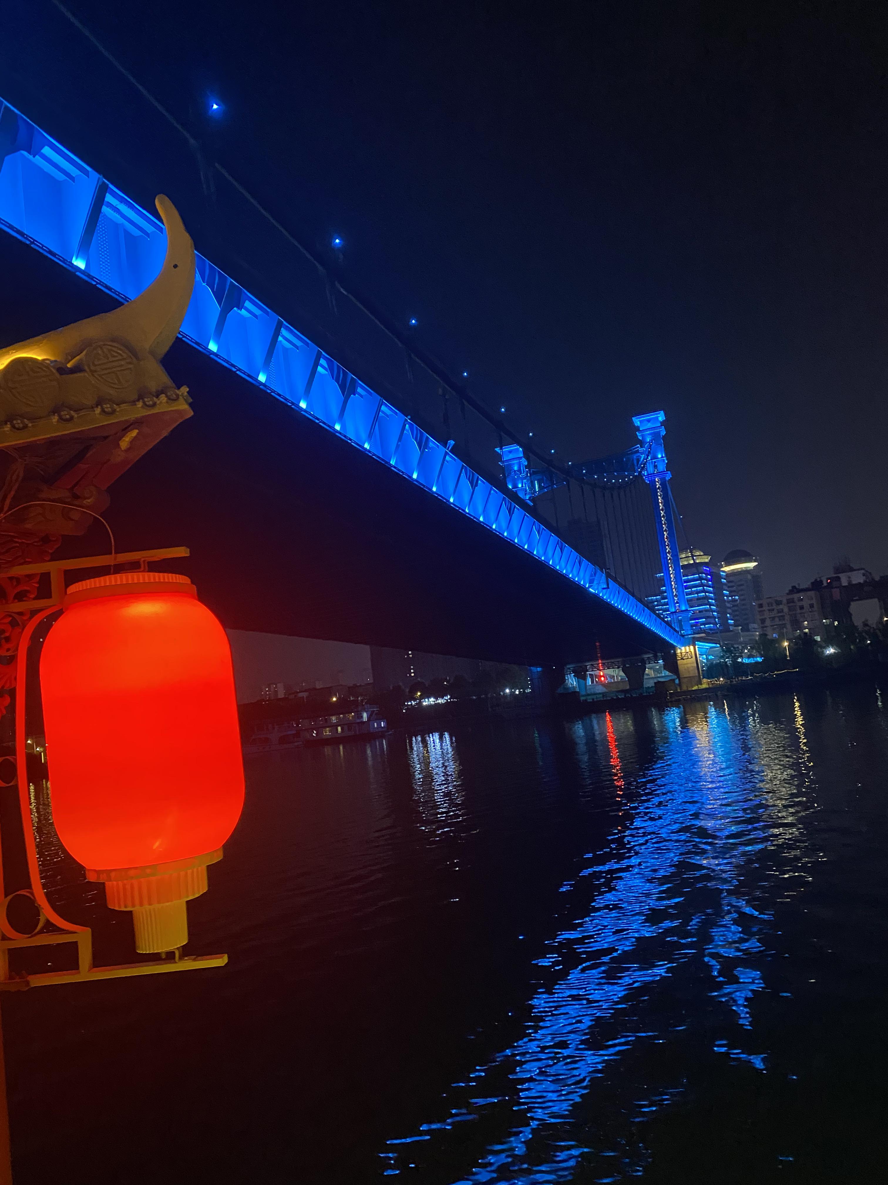 暴躁的大叔 的想法: 夜游襄阳汉江,感受古城魅力 | 夜晚时分,乘船从