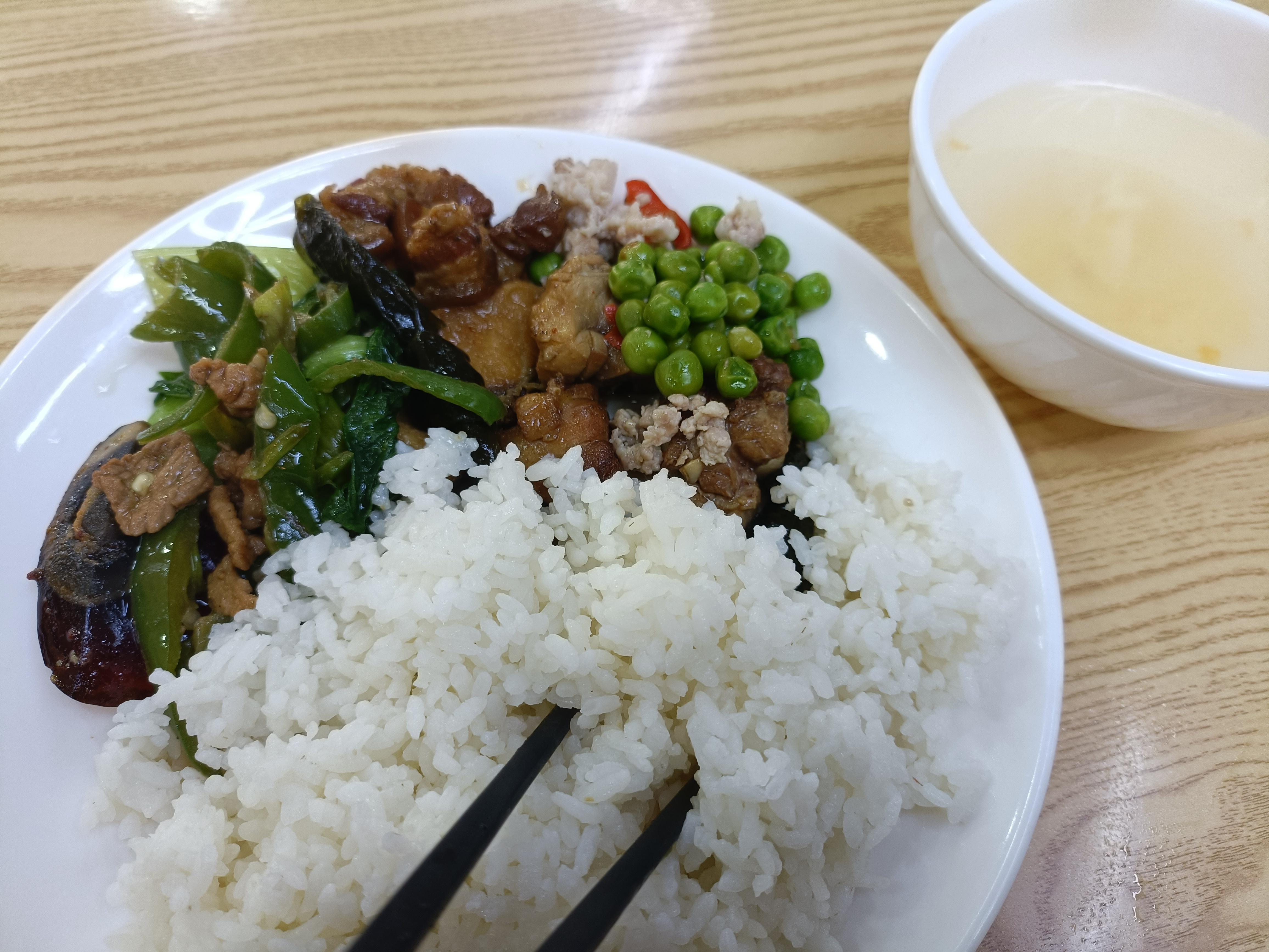 天空是蓝色 的想法: 江西的食堂菜少不了辣味