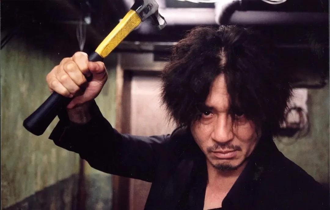 崔岷植演的吴大秀,莫名被囚禁15年,出狱后疯狂寻找仇人,却陷入更