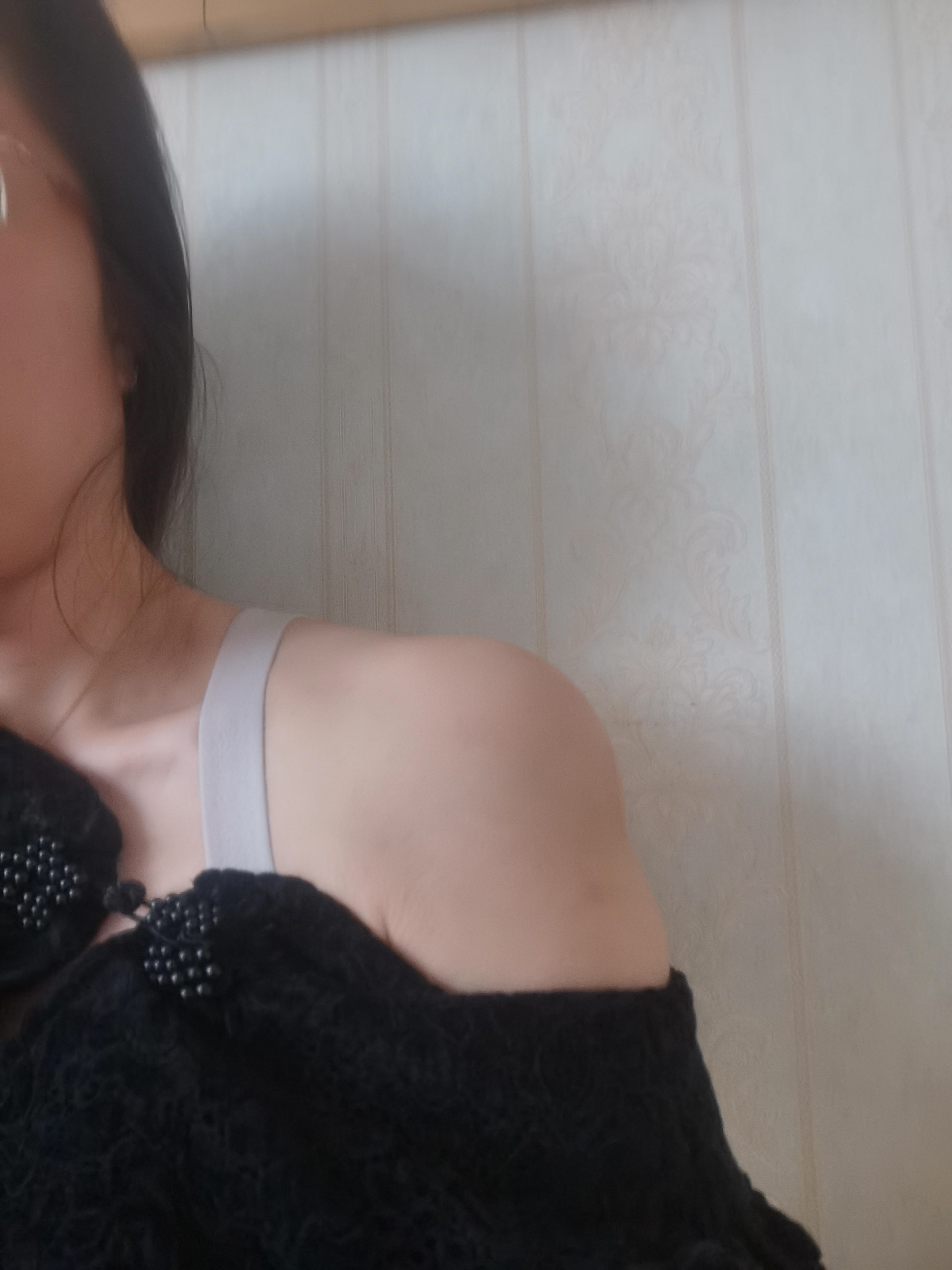 cici小阔耐 的想法: 想问一下中医老师,这种肩部囊肿有什么好的药膏吗