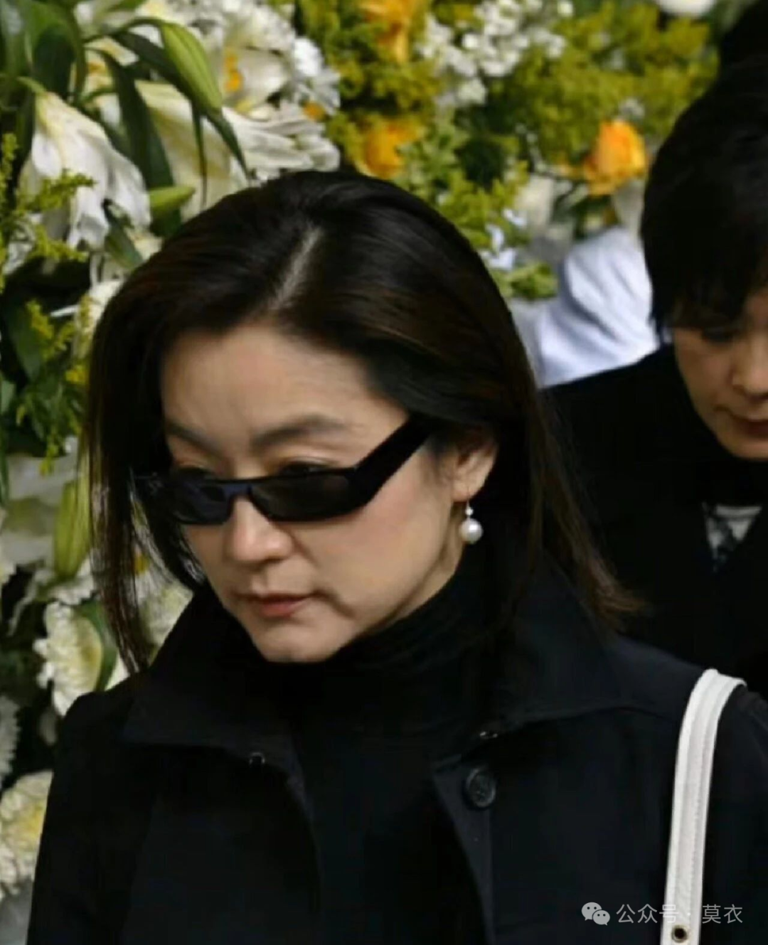 历史感悟61梅艳芳葬礼创造了巅峰时刻看这一组照片相信每一个人都很