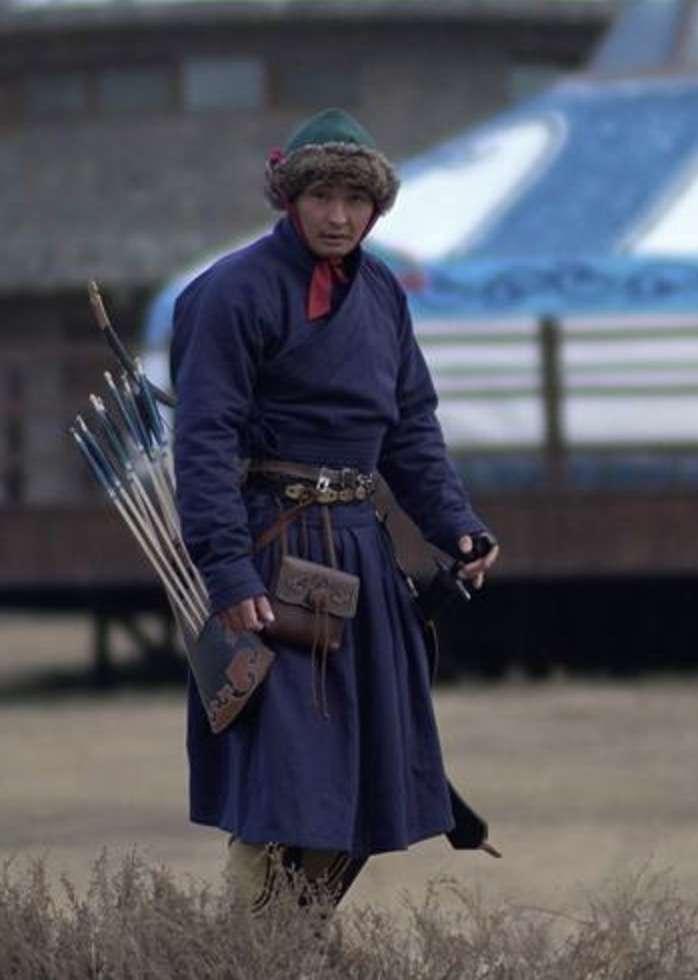 风千里 的想法: 蒙古国服饰爱好者复原的元代辫线袄.