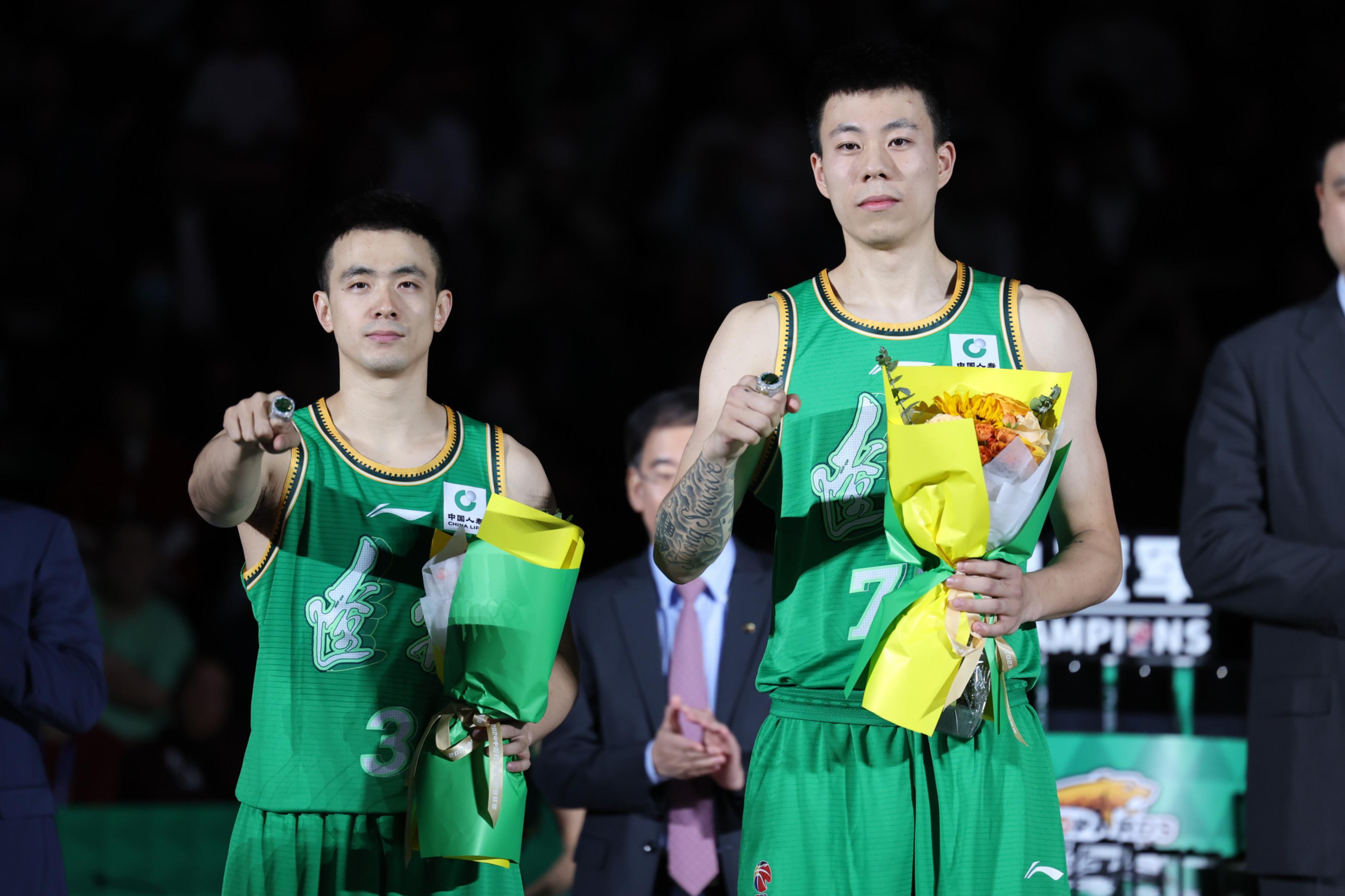 体育篮球弟 的想法: 赵继伟与莫兰德又开始整活力,就在踩点训练中,这