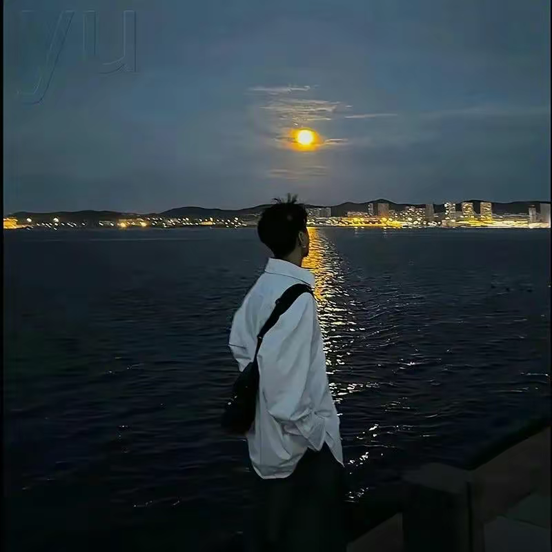 易经梁宗翰 的想法: 【今日头像分享】 br>很多人喜欢用这种背向观众