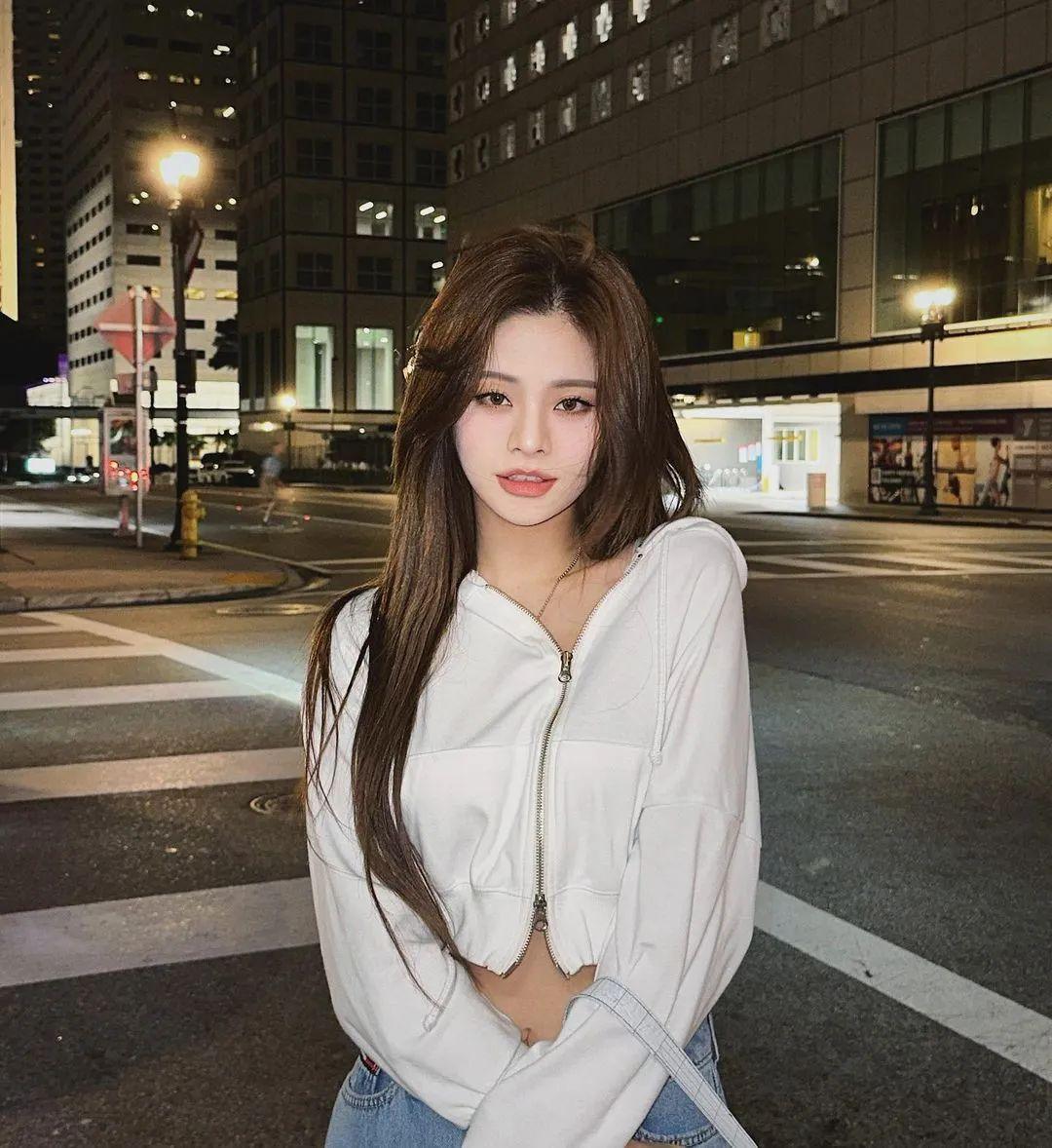 韩国网红主播kelly可爱俏皮前凸后翘今天给大家介绍一位韩国小姐姐她