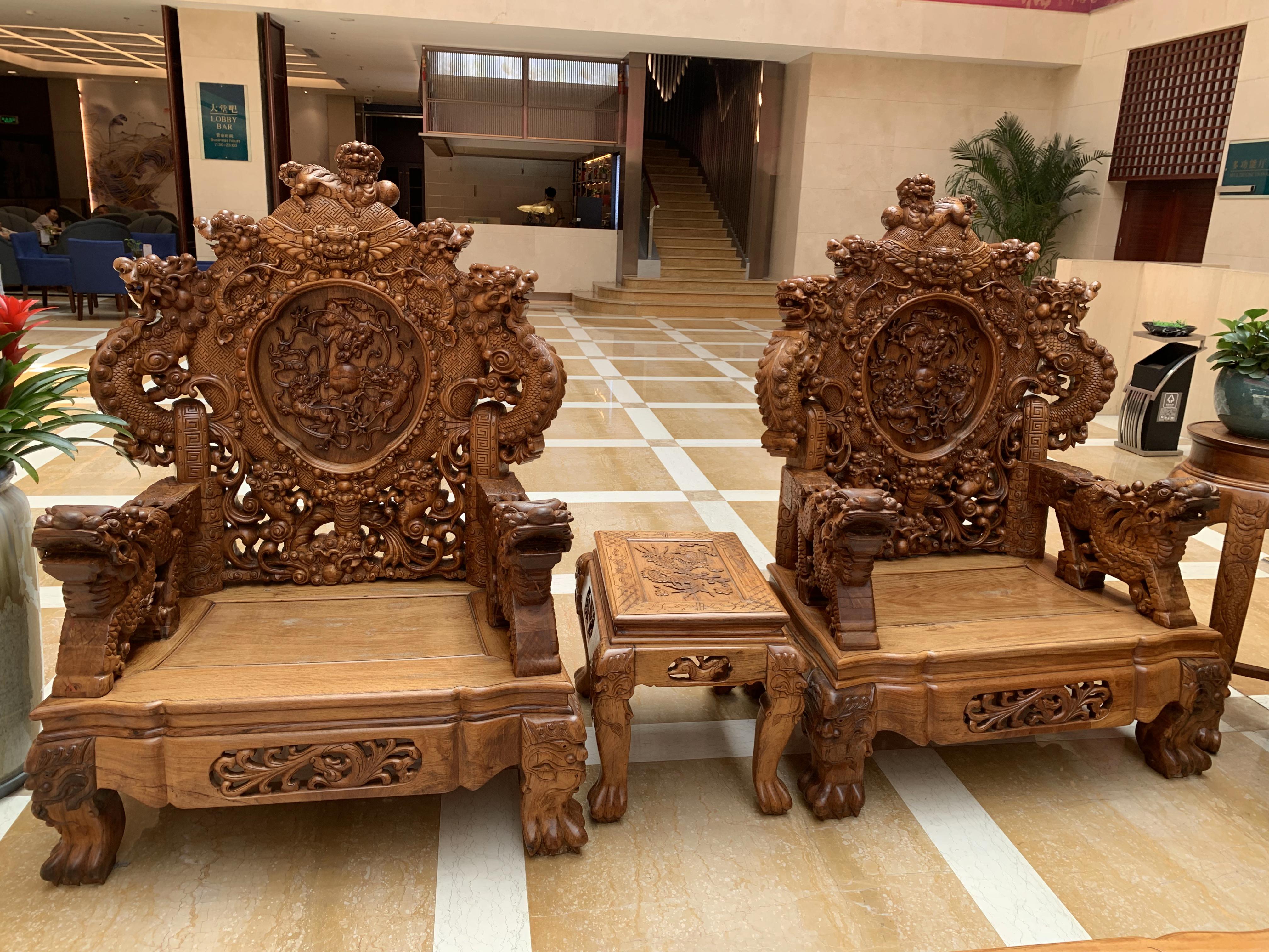万寿宾馆a座 | 大堂里摆放的不知道是不是红木家具,看上去很是有些