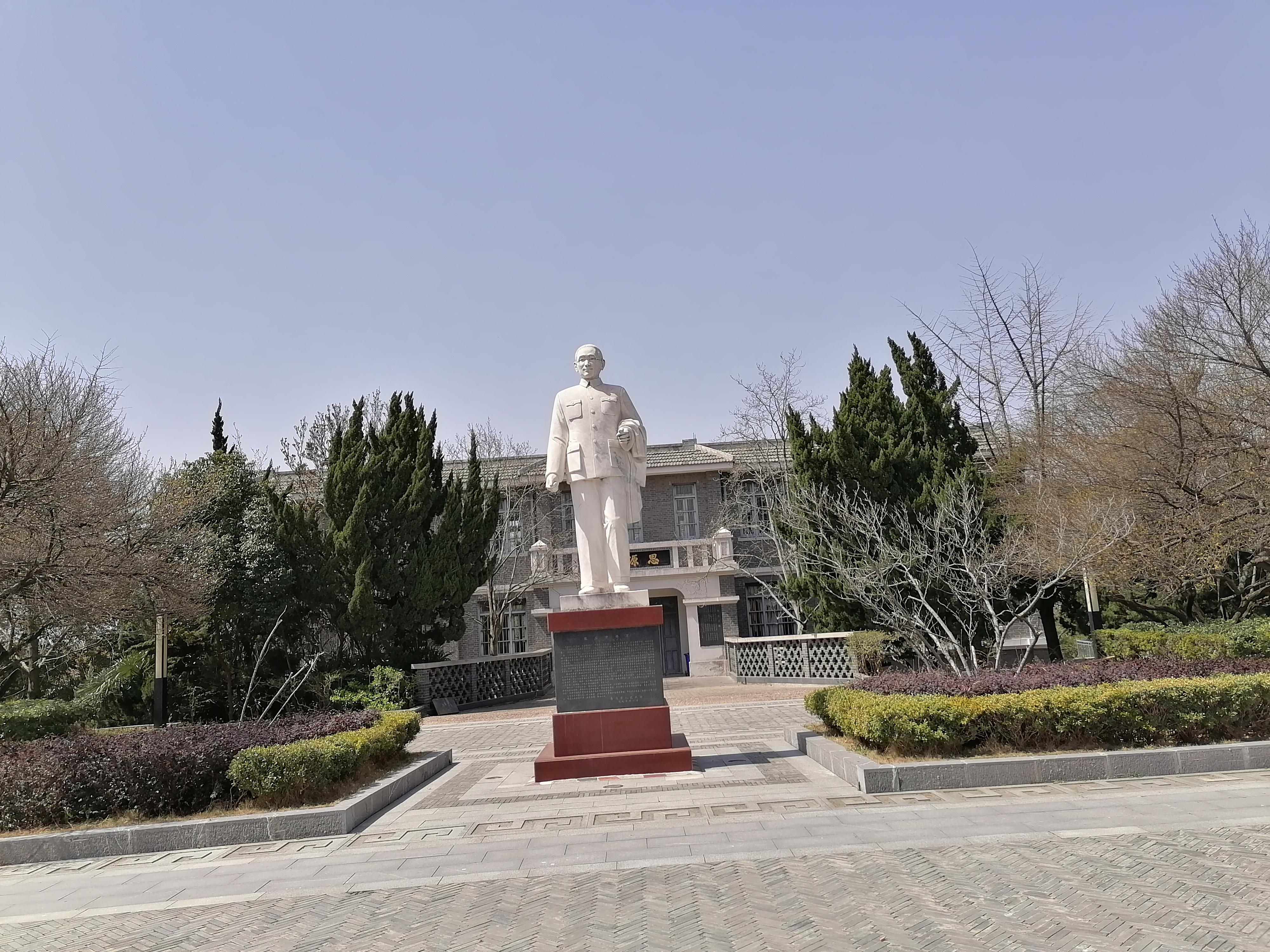 3月20日,随单位组织,参观了位于巢湖之滨的洪家疃张治中故居,站在