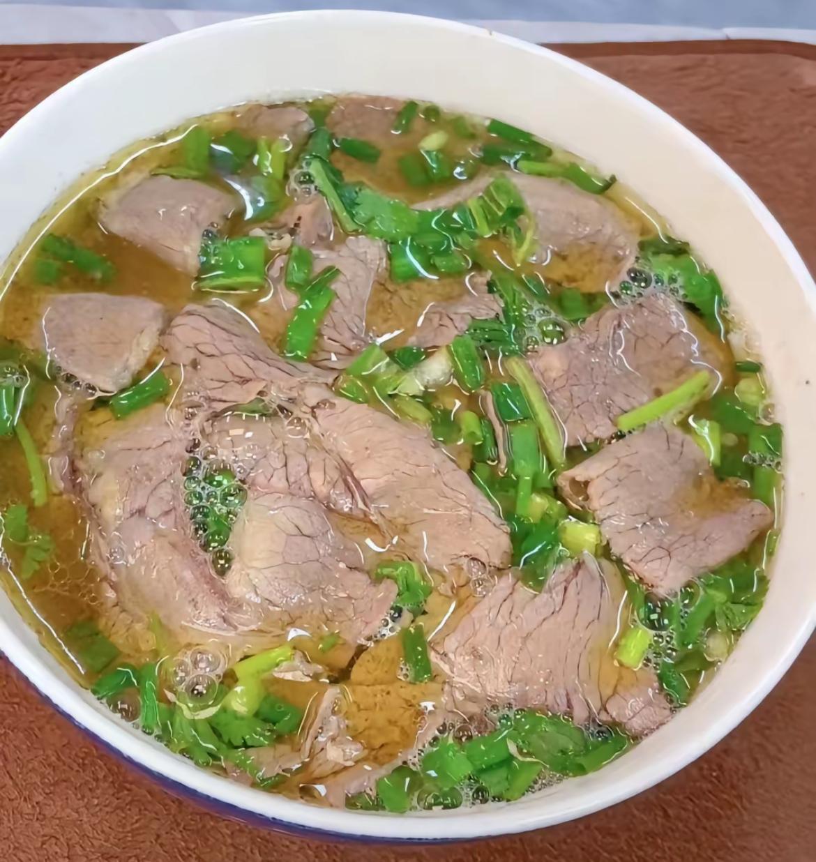 贵州牛肉粉是最好吃的也是最正宗的不仅好吃还便宜也就12特别是泡椒