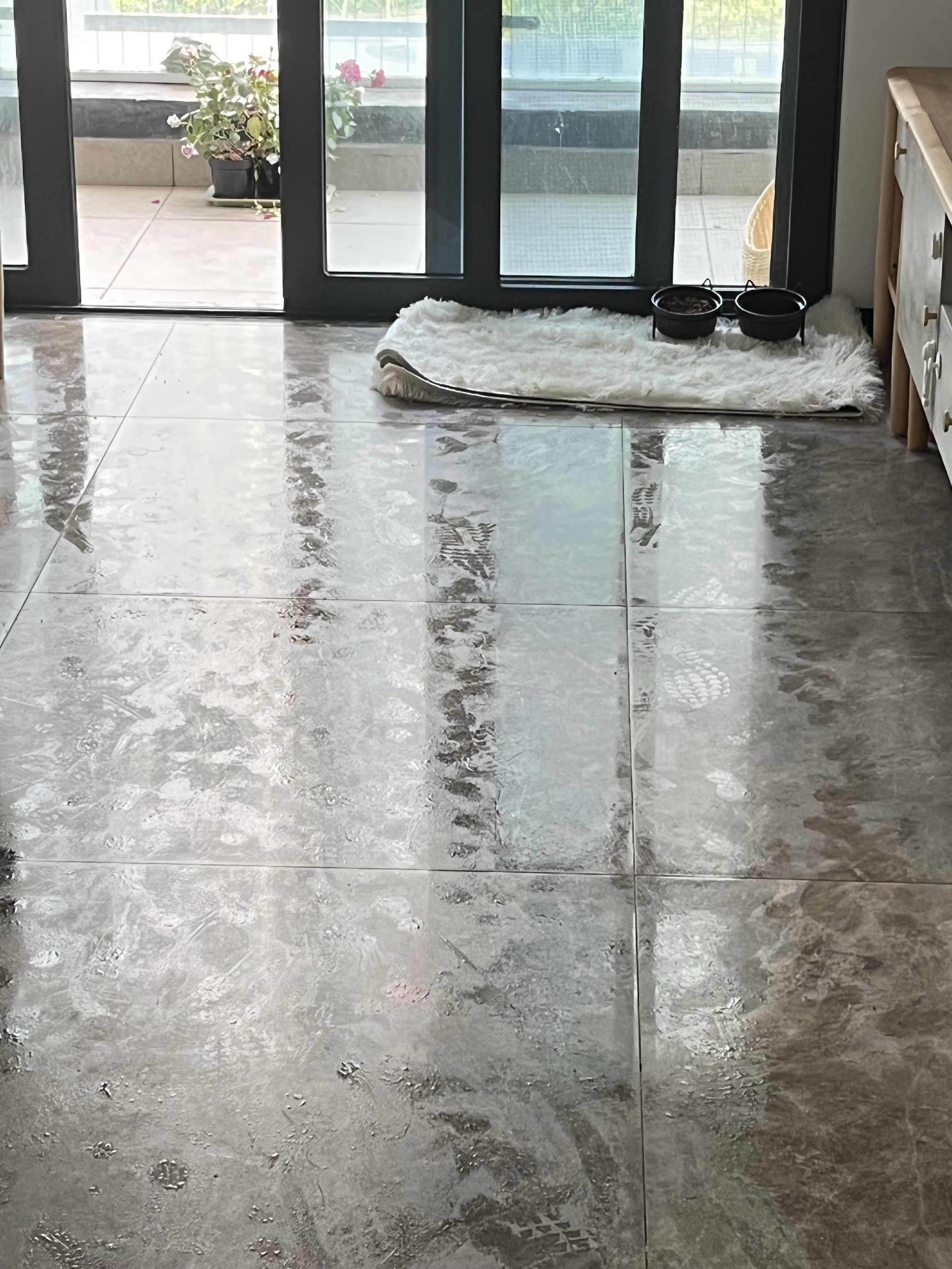 第一次见到这么潮湿的地板和墙面,整个家都很潮湿,感觉衣服和被子