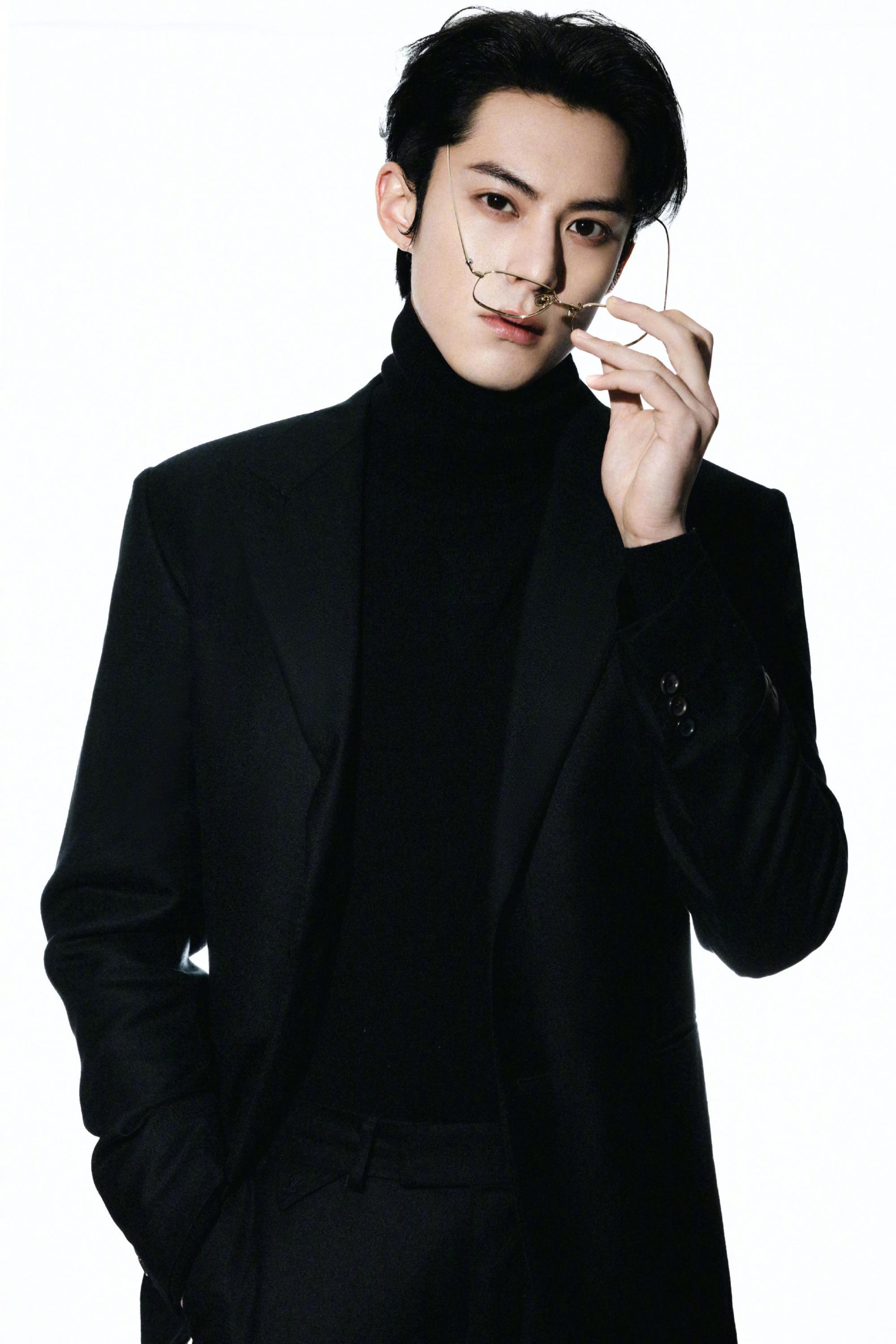 王鹤棣 72 西服套装,利落大衣… 再戴一副金丝眼镜,霸总"时宴"上线