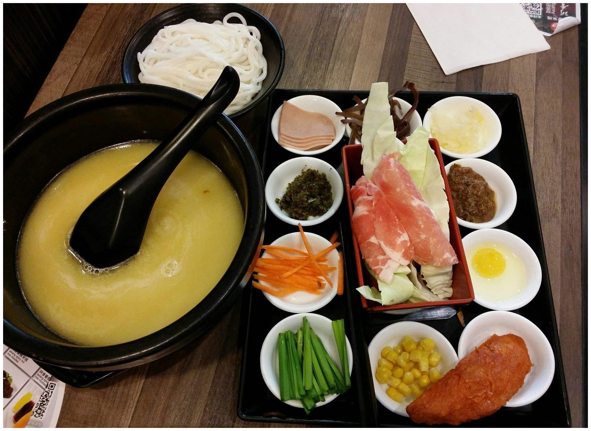 1920年,昆明市建立了第一家过桥米线馆"仁和园".