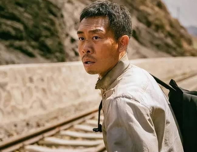 由张译主演的电影《无价之宝》即将于明天上映,带我们走进上世纪90