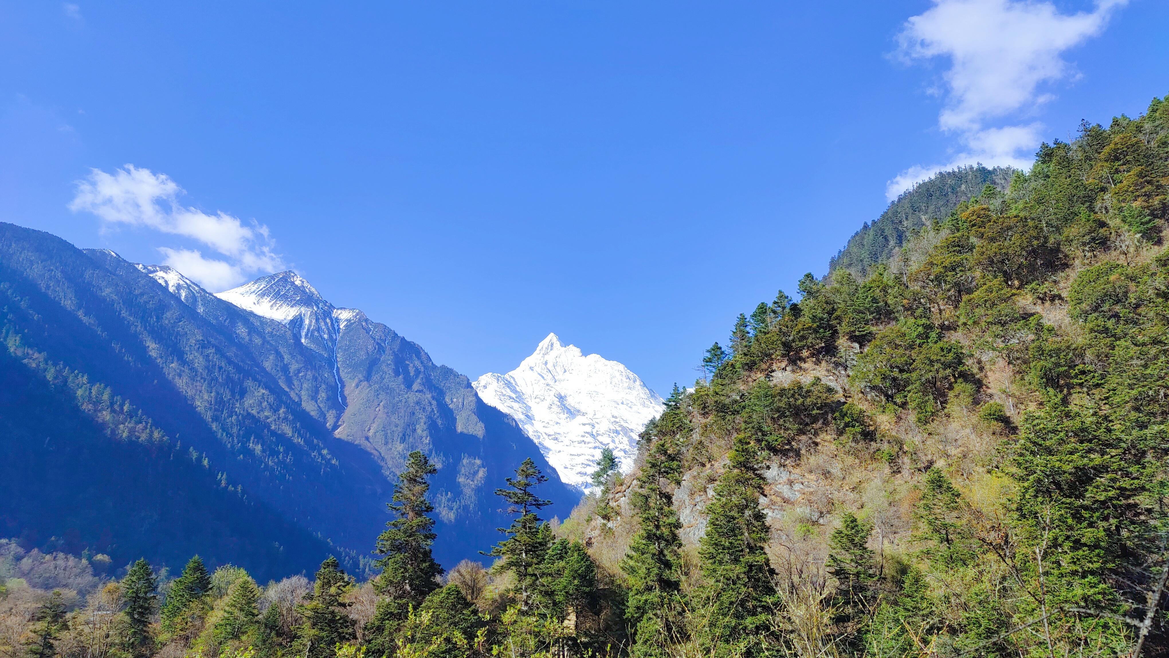 知乎用户10qisu 的想法: 阳光洒在梅里雪山 | 云南德钦,梅里雪山在