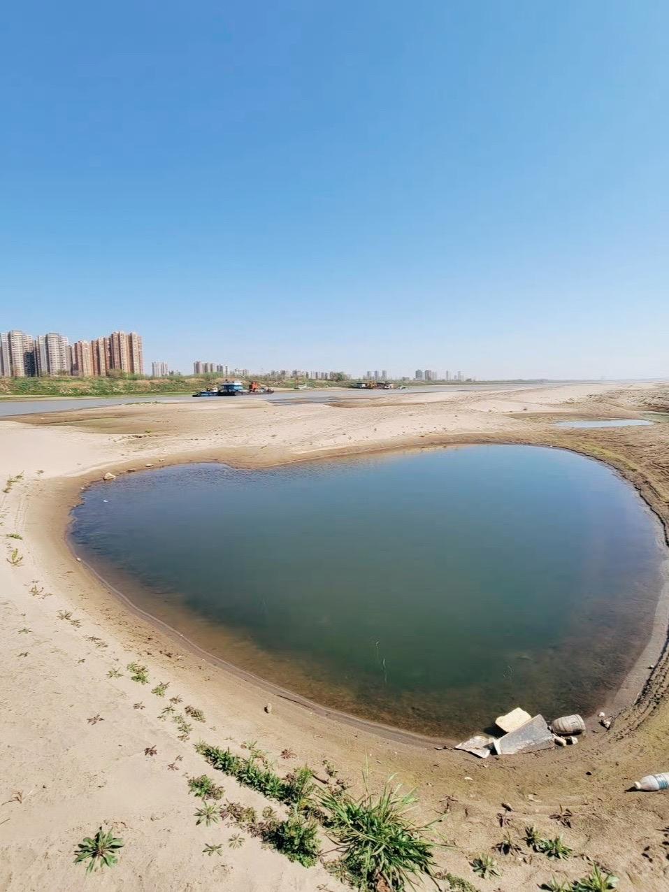 蓝天白云晴空万里暴风雨武汉天兴洲在武汉的天兴洲我来到了洲中区域