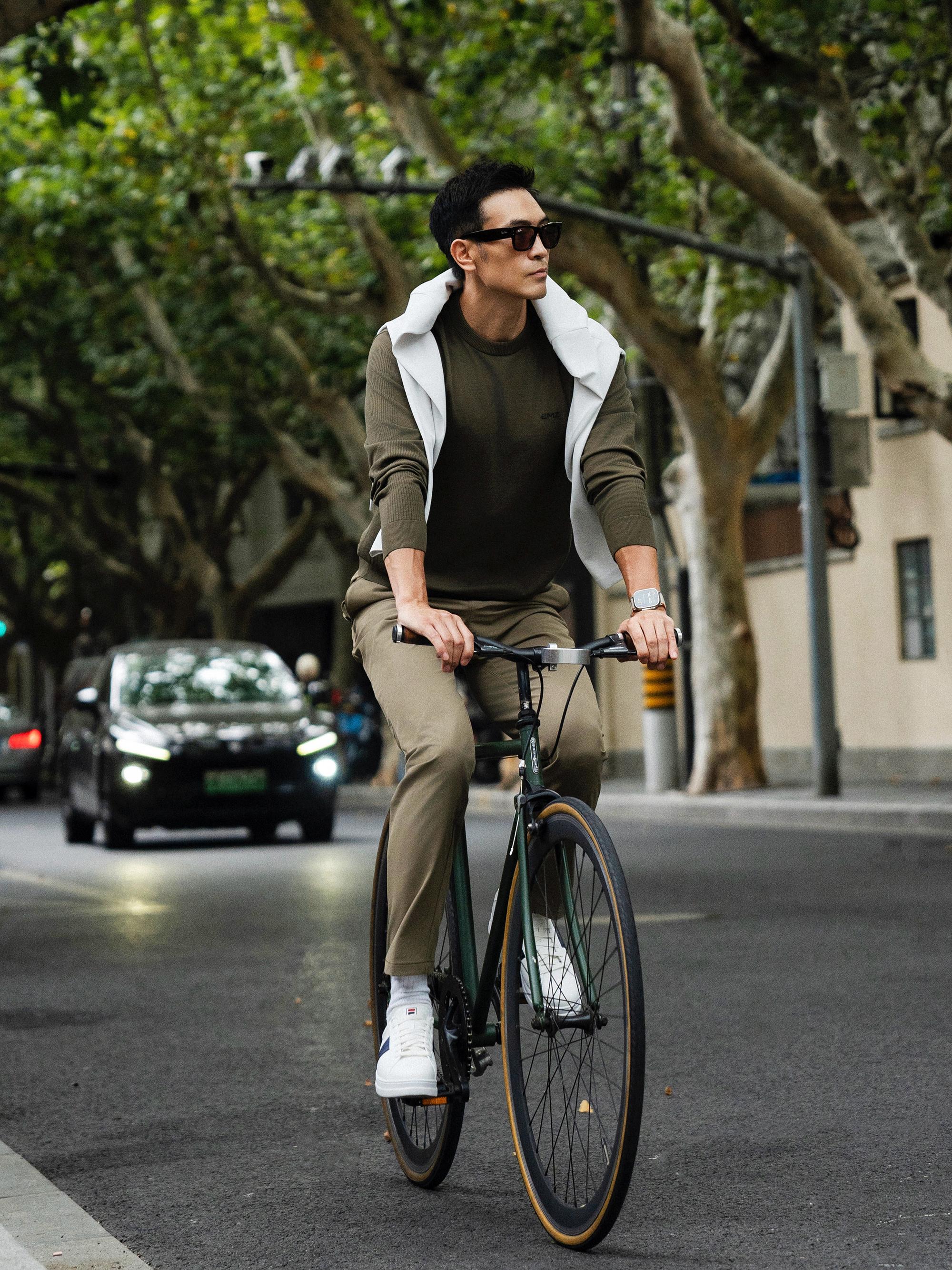 emz先生 的想法: 都市渐染秋意将松弛装进生活行囊和纪焕博一起从容