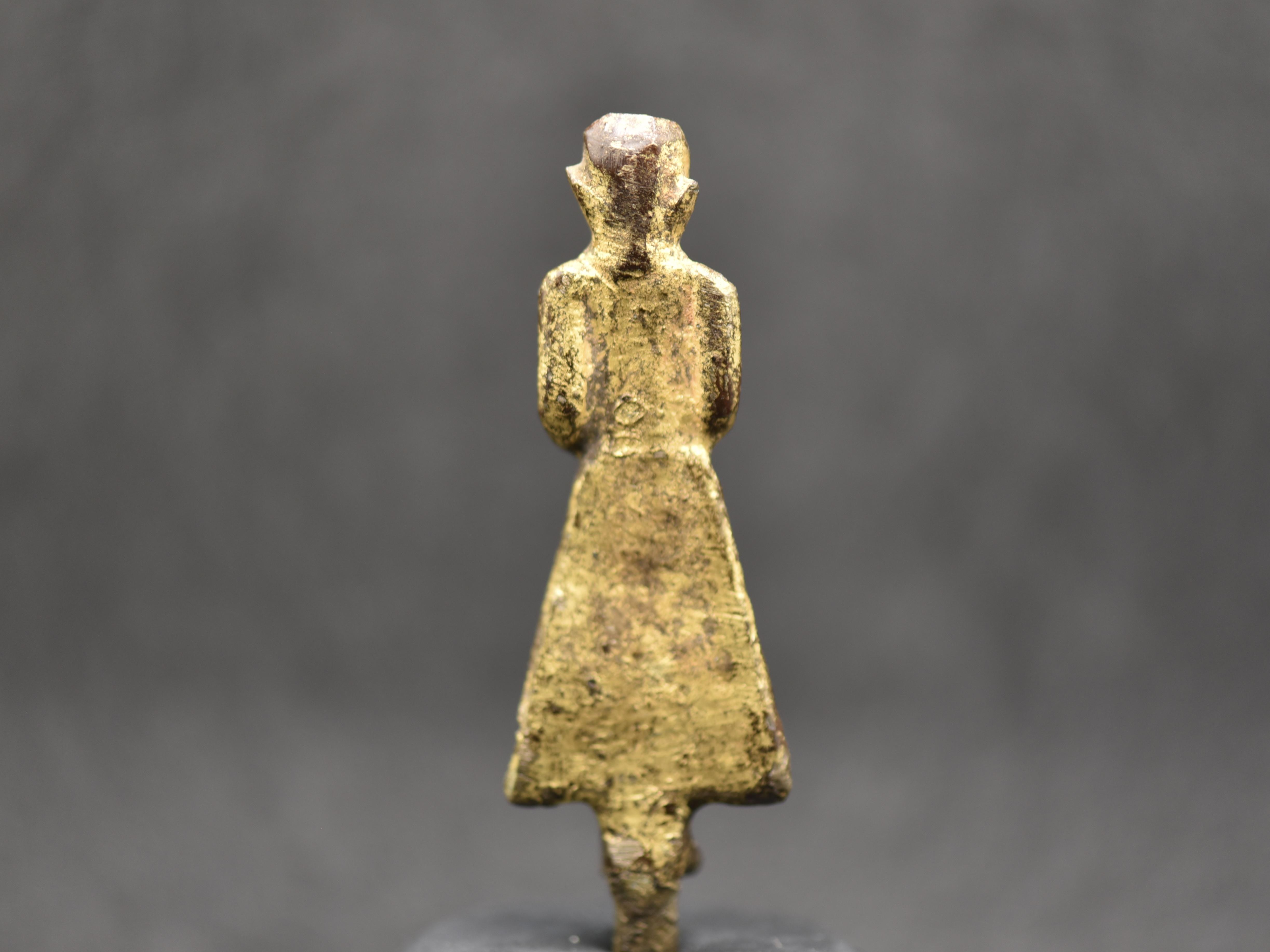 的想法: 14-16世纪 缅甸立佛铜像  br>手捧莲花或碗,鎏金 br>佛像高度