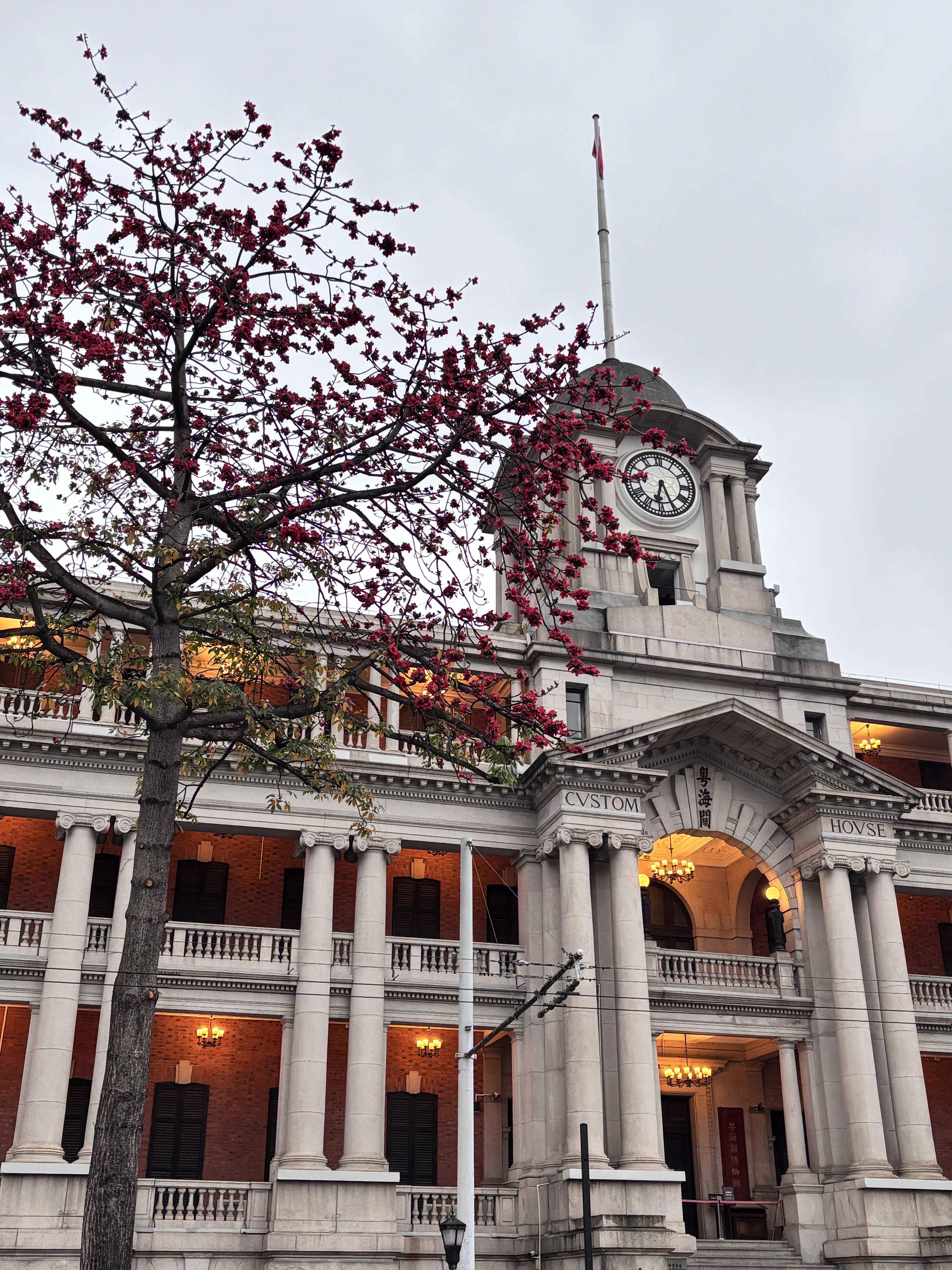 沿着沿江西路,从粤海关,邮政博物馆到南方大厦,从傍晚时分到华灯初上