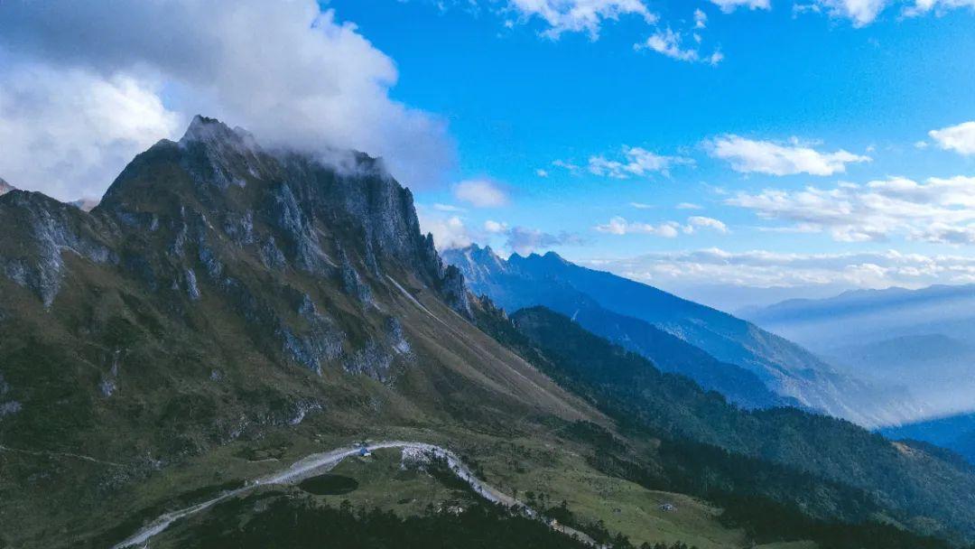 怒江之山亦怒云南怒江孔雀山孔雀山四季各有其美初春残雪映着夕阳是